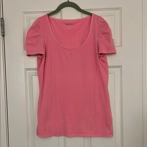 Pink fitted t-shirt with scoop neck and puff sleeves